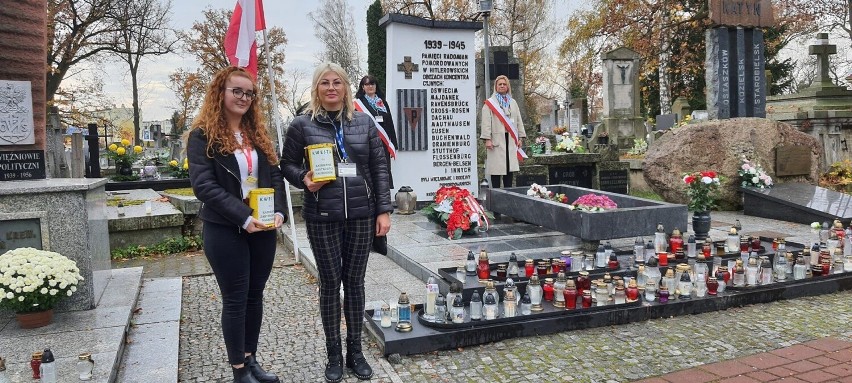 Uczniowie i nauczyciele Zespołu Szkół Ekonomicznych w...