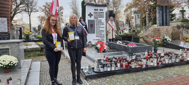 Uczniowie i nauczyciele Zespołu Szkół Ekonomicznych w Radomiu wzięli udział w niedzielę, 30 października w kweście na rzecz ratowania zabytkowych nagrobków na cmentarzu przy ulicy Limanowskiego w Radomiu. Pełnili też wartę honorową przy Grobie-Pomniku Radomian pomordowanych w niemieckich obozach koncentracyjnych. Wcześniej uczniowie tej placówki aktywnie włączyli się porządkowanie grobów na cmentarzu ewangelicko – augsburskim przy ulicy Kieleckiej w Radomiu.

Na kolejnych slajdach zdjęcia dokumentujące obecność „ekonomika” ma cmentarzu przy ulicy Limanowskiego w Radomiu »»