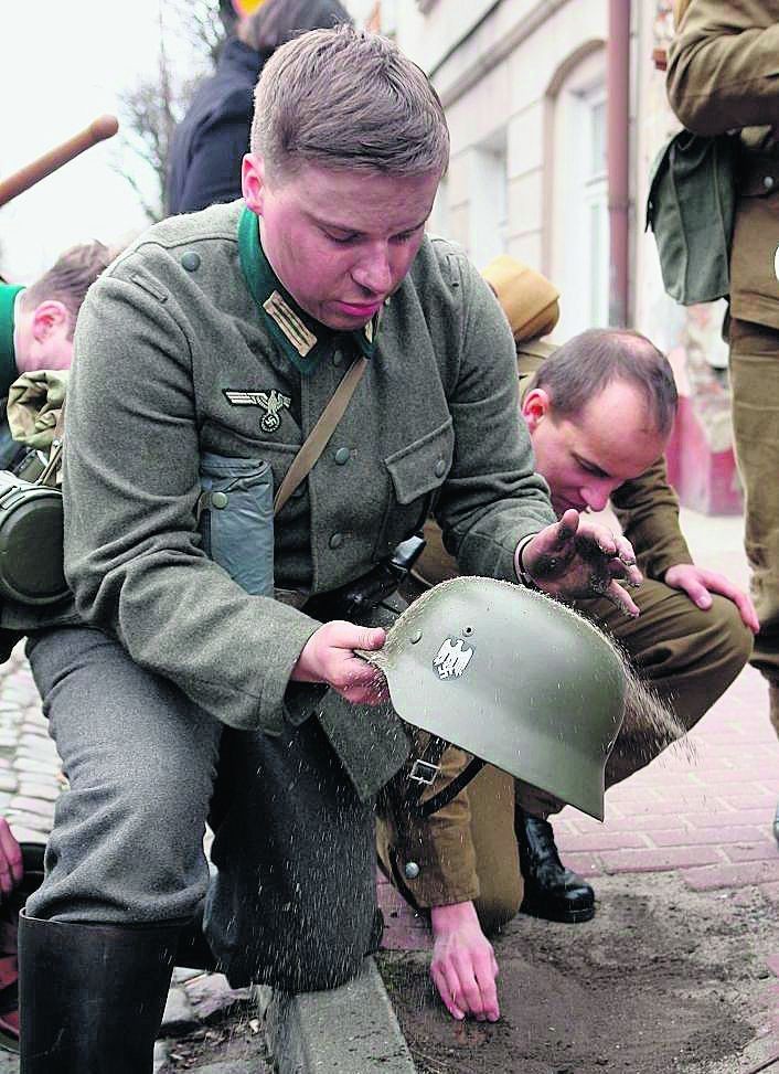 Znany fotografik z Warszawy Jakub Szymczuk wraz z...