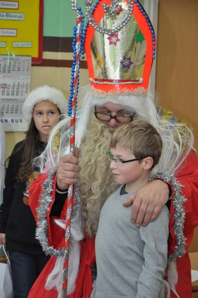 Do Szkoły Podstawowej w Strzelcach zawitał św. Mikołaj [ZDJĘCIA]