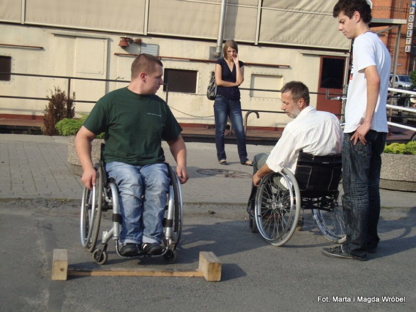 Pokazy pokonywania przeszkód na wózku. Chętni ochotnicy...