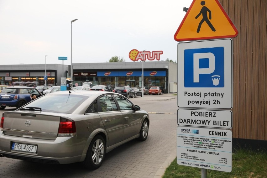 Kraków. Centrum handlowe Atut Bielany powstało nad Wisłą przy ruchliwej drodze. Teraz są problemy z korkami i parkowaniem