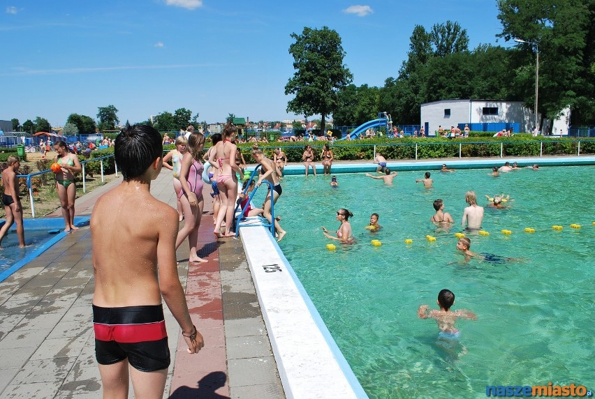 Wejściówka na basen odkryty w Lesznie kosztuje 3.30 zł.