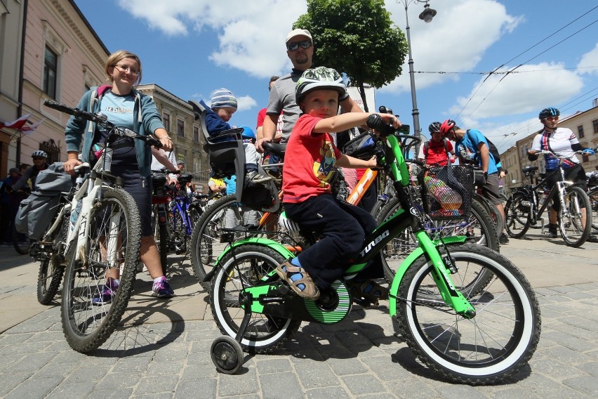 Rodzinny rajd rowerowy na piknik nad Zalewem Zemborzyckim. Z centrum ruszyło ponad stu rowerzystów (ZDJĘCIA)