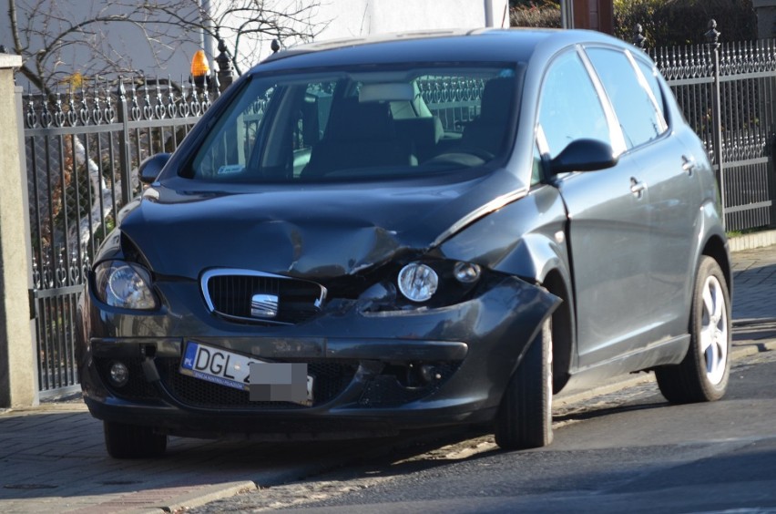 Głogów: Czołowe zderzenie aut na ulicy Chopina