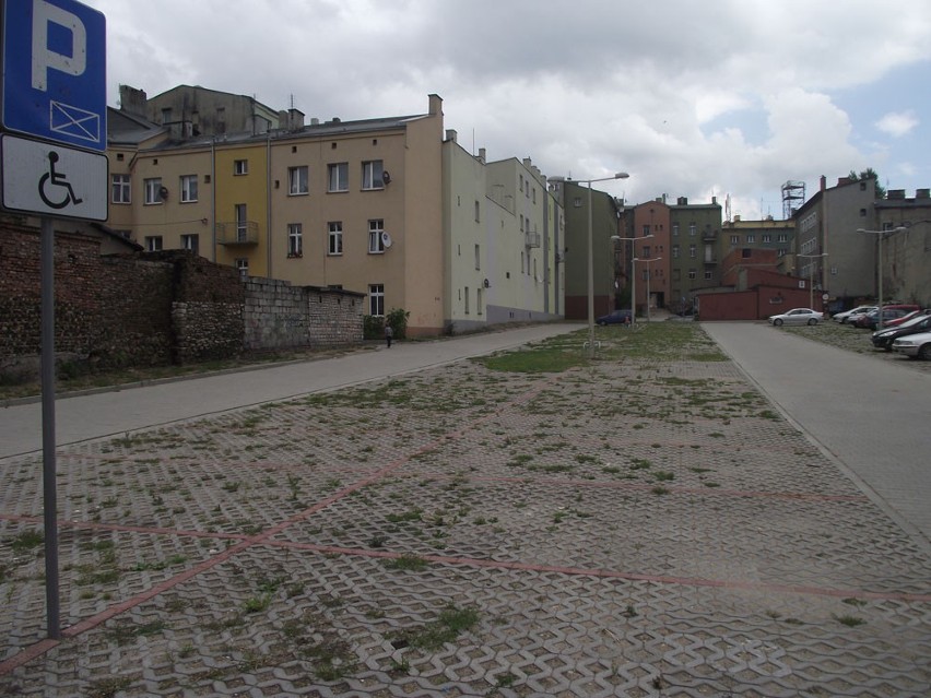 Będzin: Parking pomiędzy ul. Modrzejowską i Malachowskiego zarasta trawą, a nowe latarnie nie świecą
