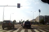 Na czerwonym świetle przez skrzyżowanie (wideo)
