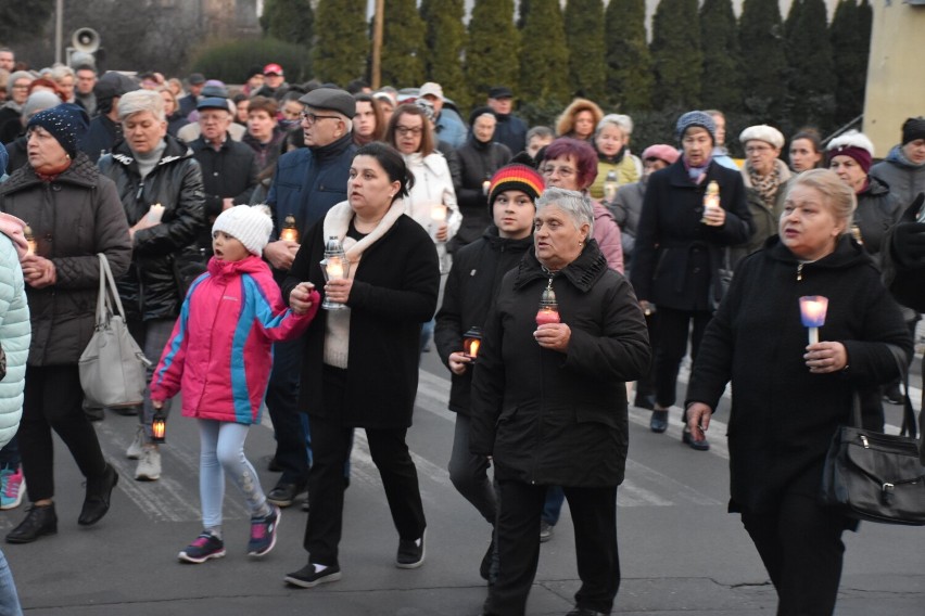 Droga krzyżowa przeszła ulicami Pleszewa. Wierni ze świecami...