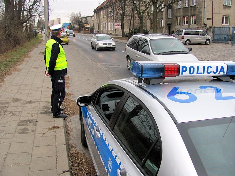 Akcja policji w Kaliszu. Zamiast mandatów policjanci wręczali kierowcom... skrobaczki do szyb