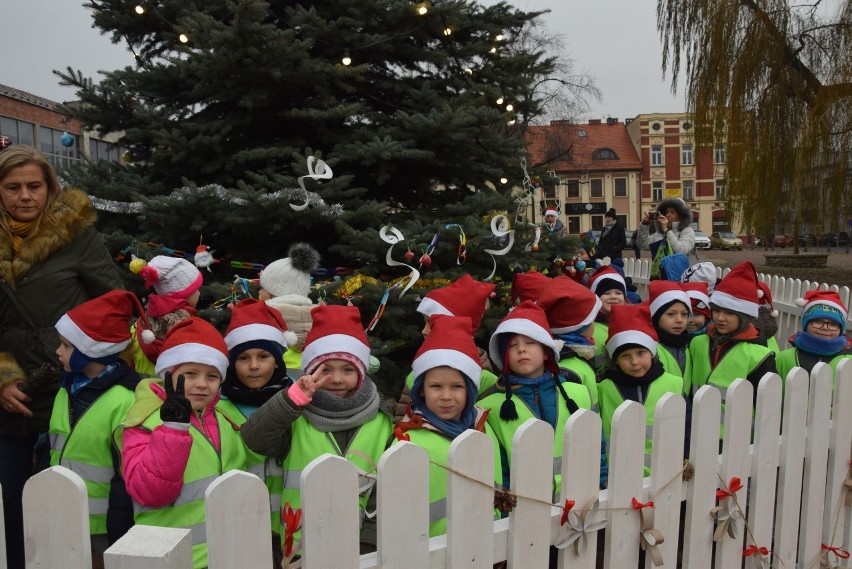 Częstochowa: Jasne, że Święty Mikołaj. W ramach akcji dzieci ubierały choinkę na Starym Rynku [ZDJĘCIA]