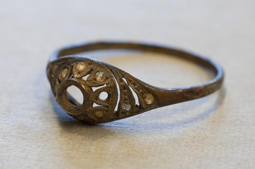 Po 70 latach odnaleziono złoty pierścionek pod podwójnym dnem kubka