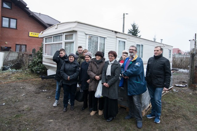 W piątek, 14 grudnia, fundacja Obudźmy Nadzieję przekazała klucze do domku holenderskiego pani Alicji, 68-letniej mieszkanki Rawy. Domek został zakupiony za pieniądze zebrane na ten cel przez fundację. Zbiórka jeszcze trwa.