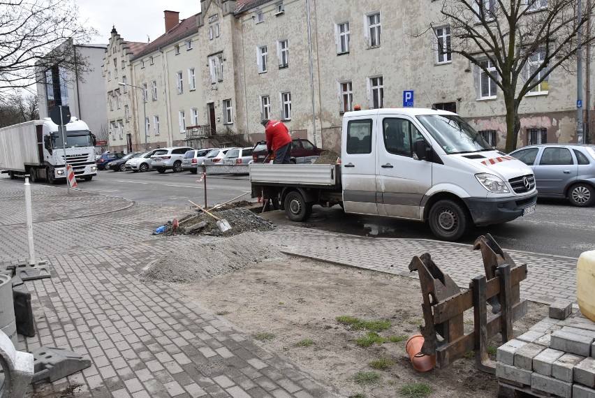 Koniec podtopień na ul. Lwowskiej w Oleśnicy? Trwają prace drogowców