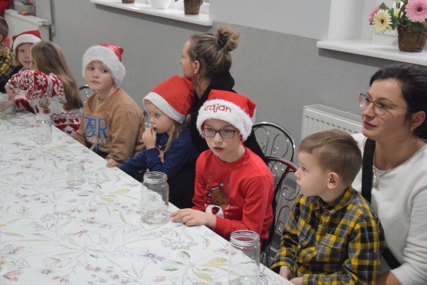 Mikołajki w Nowieczku. Dzieci z sołectwa otrzymały słodkie podarunki od św. Mikołaja i przygotowały świąteczne ozdoby [zdjęcia]