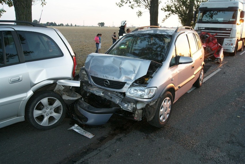 Wypadek z udziałem 7 samochodów w Falborku koło Kuczyny. Dwie osoby ranne [ZDJĘCIA]