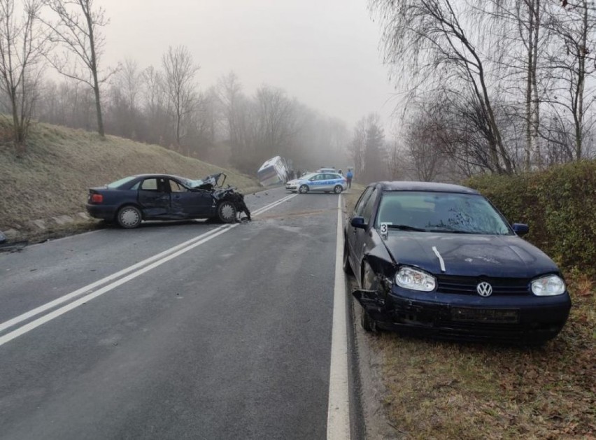 W Bystrowicach autobus zderzył się z dwoma samochodami. Jedna osoba trafiła do szpitala