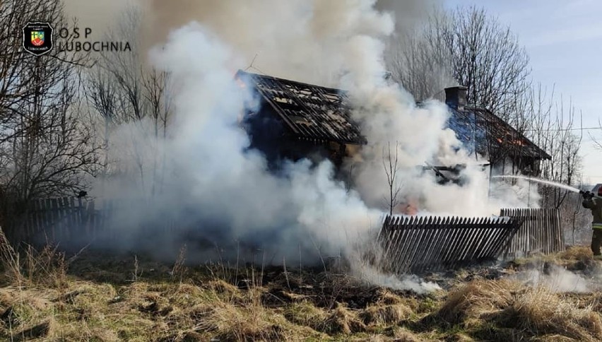 Pożar drewnianego budynku w gminie Lubochnia ZDJĘCIA
