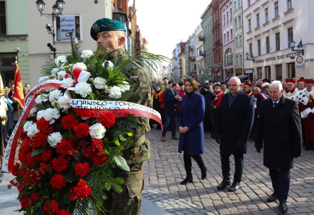 Niedziela (19.02) w Toruniu upłynie pod znakiem obchodów Roku Kopernikańskiego. Na początek mamy dla Was zdjęcia ze mszy świętej pod przewodnictwem ks. arcybiskupa Wojciecha Polaka, po której pod pomnikiem Mikołaja Kopernika złożono kwiaty. Zobaczcie, jak było!