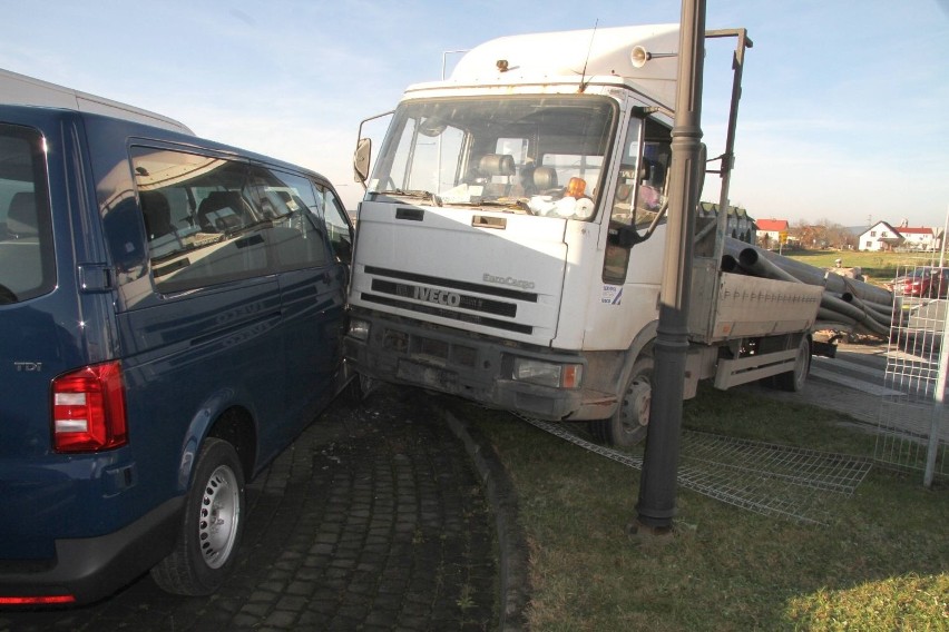 Zderzenie dwóch ciężarówek w Kielcach i uszkodzony nowy volkswagen [WIDEO, zdjęcia]
