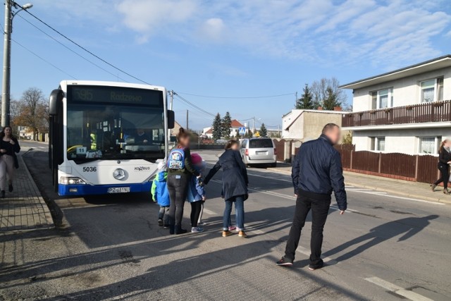 Ewakuacja szkoły w Radzewie z powodu rozszczelnienia sieci gazowej