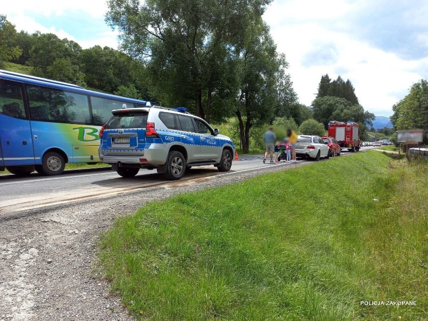 Zakopane. Cztery auta zderzyły się na ul. Kasprowicza. Wcześniej motocyklista uderzył w znak