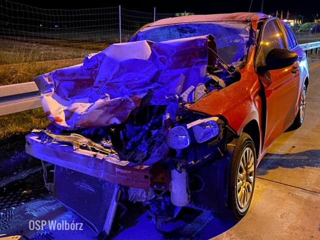 Zderzenie osobówki z ciężarówką na S8 w Proszeniu w gminie Wolbórz, 10.07.2022