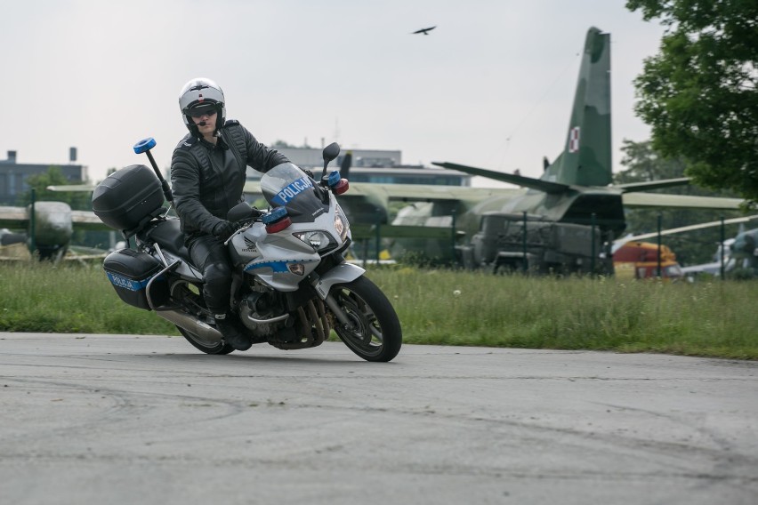 Policjanci pokazali jak jeździć na motocyklu 