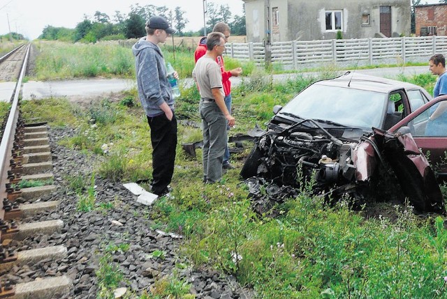 W kwietniu pod Wieluniem zginęła 49-letnia pasażerka mercedesa, jej syn został ranny fot. Daniel Sibiak