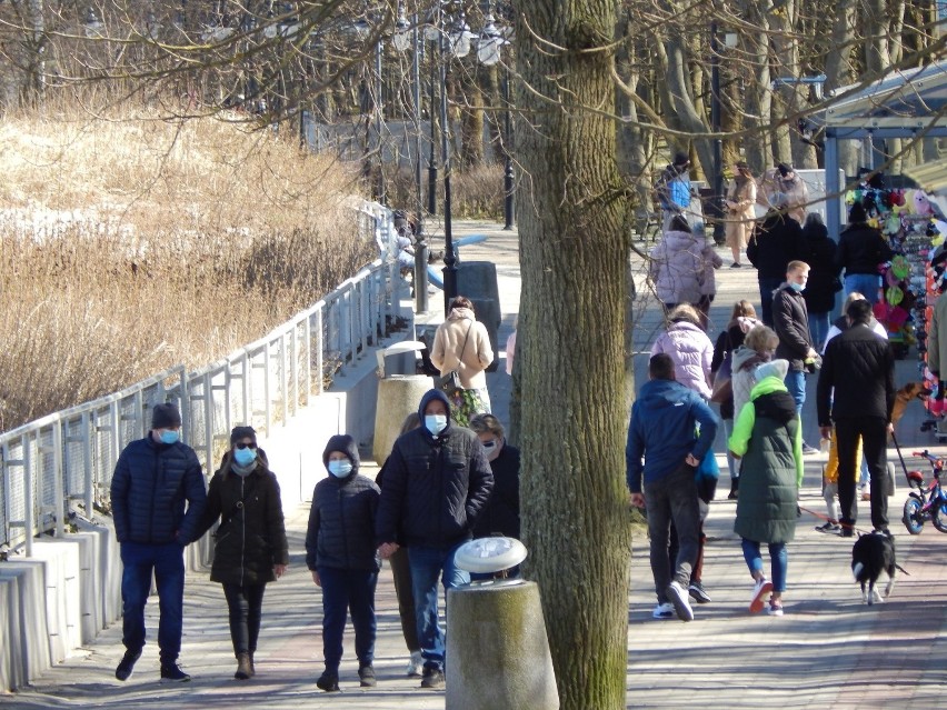 Wielkanoc w Ustce. Tłum spacerowiczów na promenadzie i plaży 