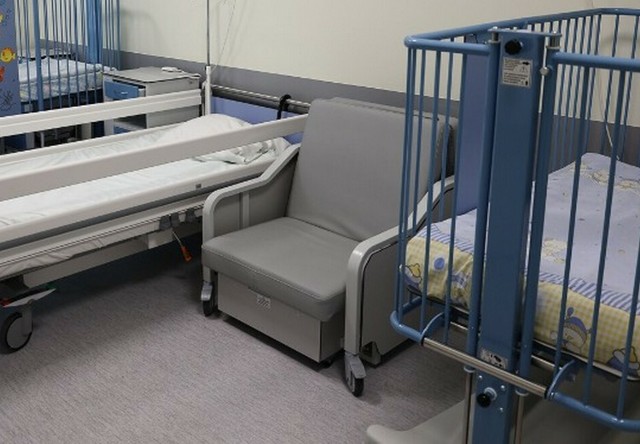 Ojcowie i osoby towarzyszące mogą spać na porodówce  w szpitalu w Lesznie. Skorzystają ze specjalnie rozkładanego fotela.