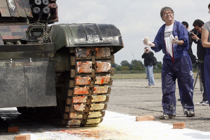 Malowanie czołgiem na lotnisku w Legnicy [ZDJĘCIA]