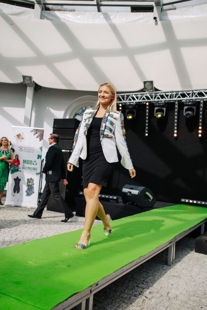 Wielki Pokaz Mody z Recyklingu odbył się w Warszawie. Na wybiegu pokazały się gwiazdy, podziwiały je tłumy