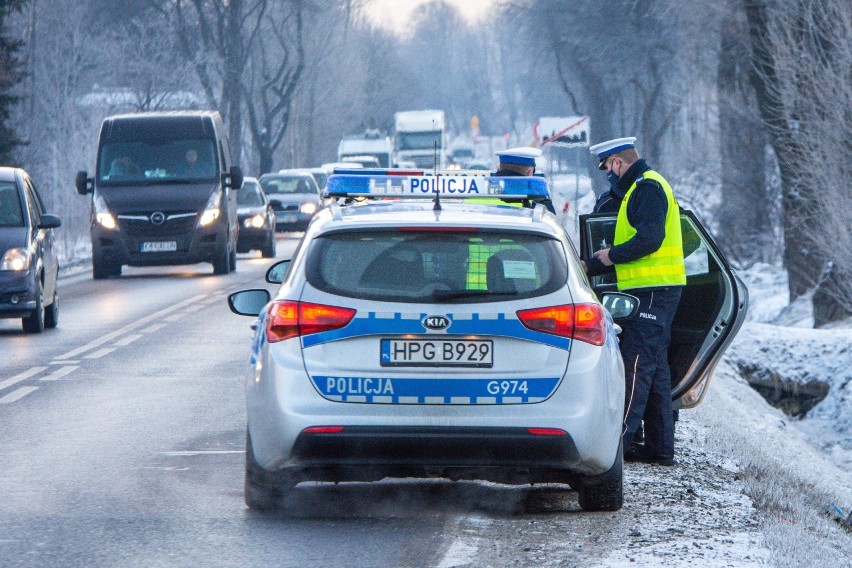 Zakopane. Auto wypadło z drogi na Ustupie. Kierowca zabrany na komendę [ZDJĘCIA]