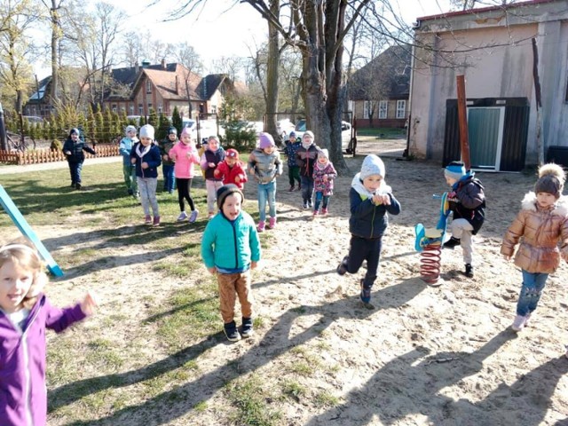 Uczniowie podstawówki szukali zajączka.