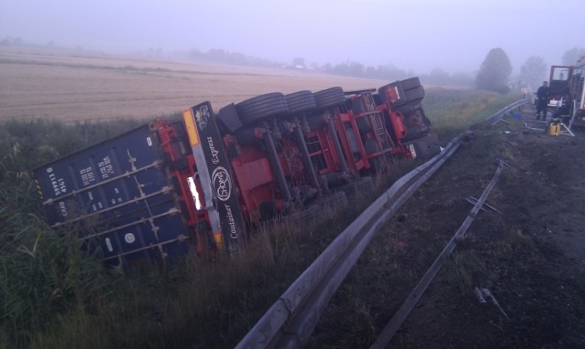 Nowy Dwór Gdański. Wypadek tirów trasie nr 7. Wywrócona ciężarówka w rowie