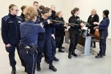 Uczniowie klas mundurowych ZS CKZ w Bujnach na zajęciach w KMP w Piotrkowie. Poznawali m.in. zasady posługiwania się bronią ZDJĘCIA