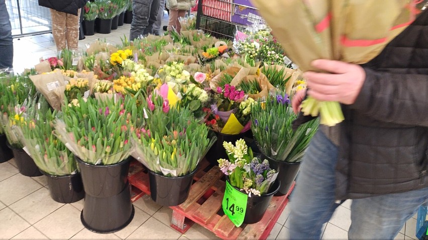 Dzień Kobiet w Zduńskiej Woli. Kwiaty w marketach idą jak...