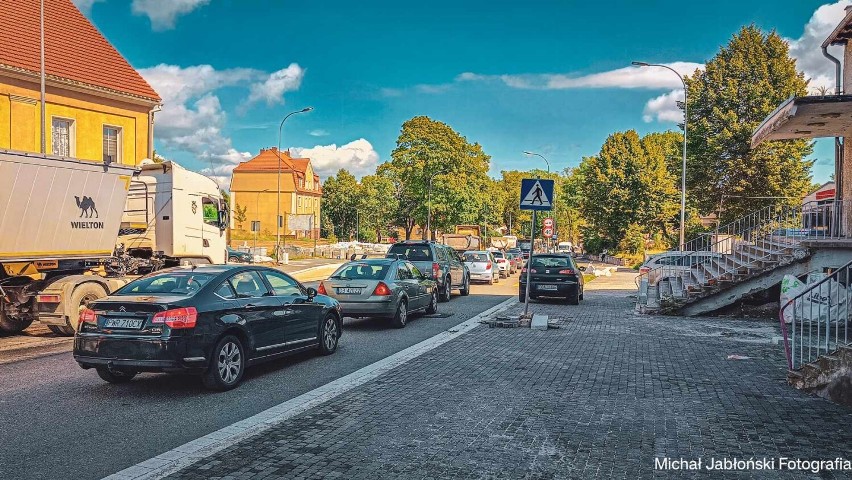 Drogowcy leją asfalt na Sobięcinie w Wałbrzychu. Uwaga na...