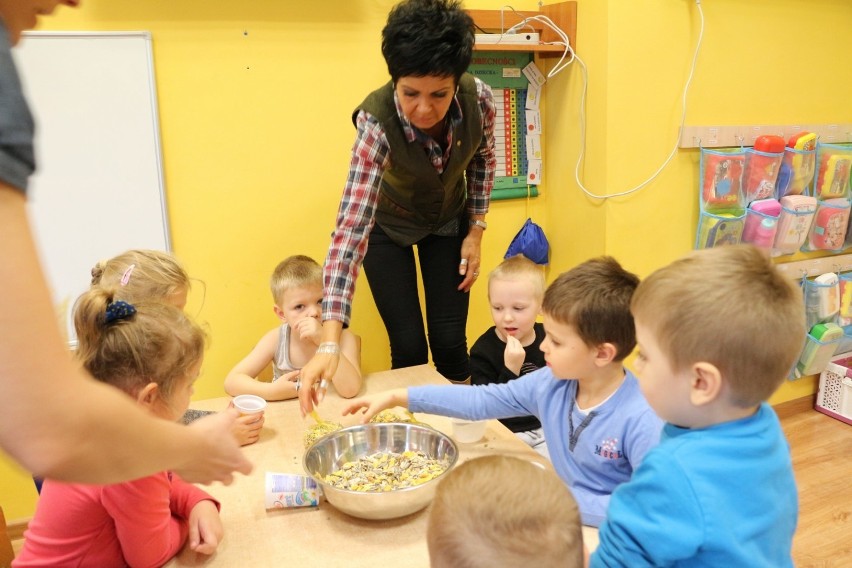 Mądrze dokarmiamy ptaki. "Darz bór - przedszkolaku" w Przedszkolu Katolickim