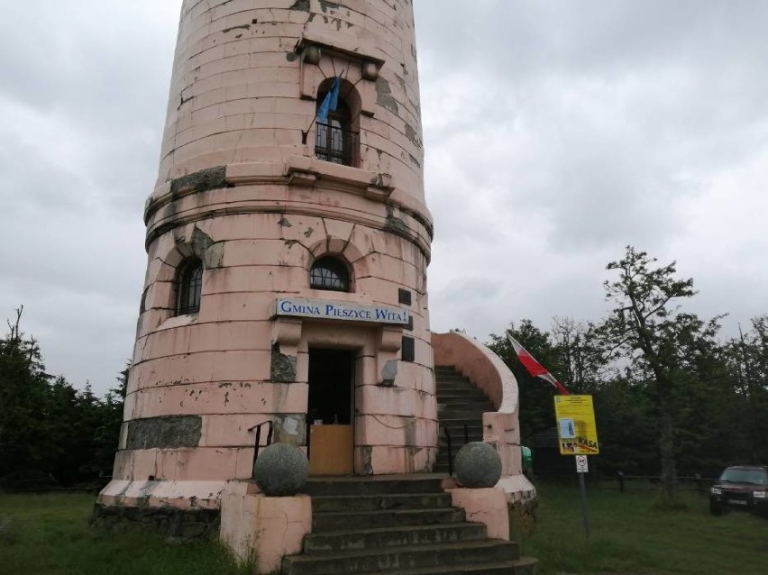 Za kilka dni urodziny wieży na Wielkiej Sowie. Zobaczcie jak wmurowano kamień węgielny pod budowę tego obiektu!