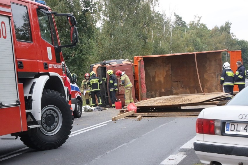 Groźny wypadek na DK94. Przewróciła się ciężarówka, są...