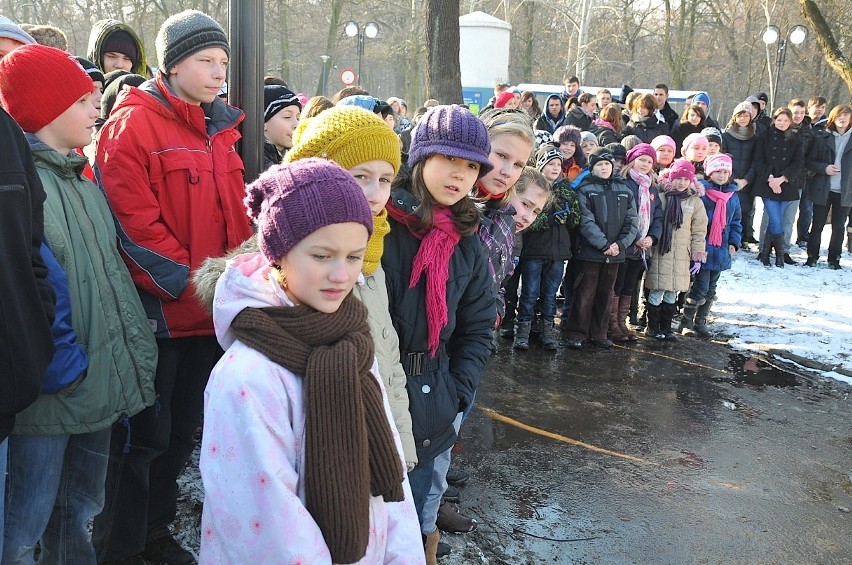 Wieńce pod pomnikiem sowieckich wyzwolicieli