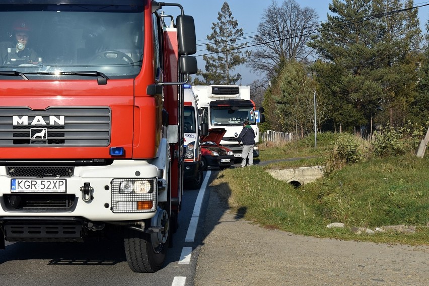 Wypadek w Ropicy Górnej. Poszkodowany kierowca czerwonego seicento [ZDJĘCIA]