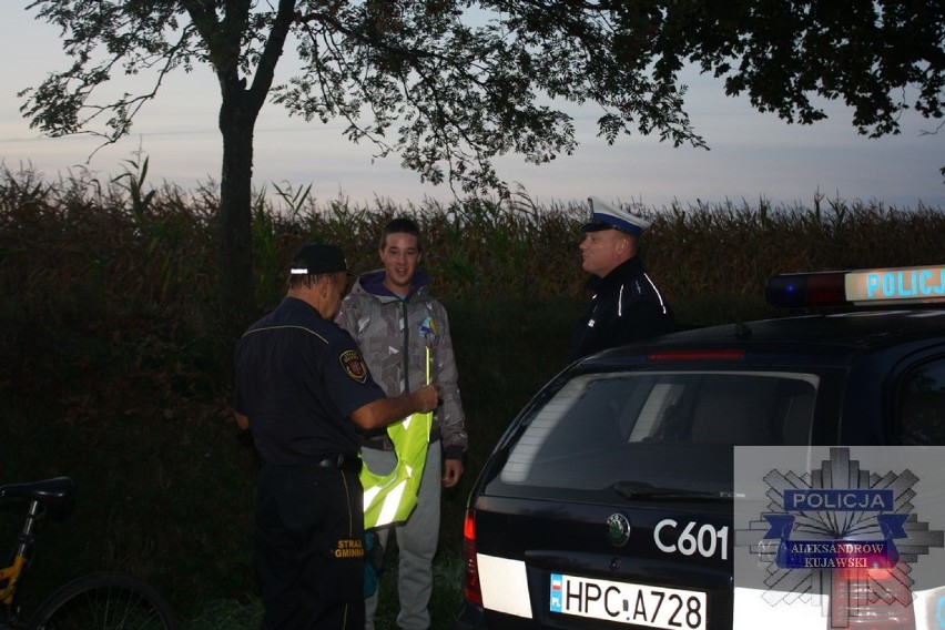 Rowerzyści i piesi dostali kamizelki od aleksandrowskich policjantów 