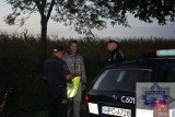 Rowerzyści i piesi dostali kamizelki od aleksandrowskich policjantów 