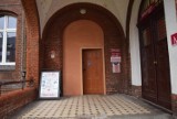 Malbork. Drzwi do Starostwa Powiatowego prosto z marketu. Internauci zdziwieni, bo to budynek z XIX wieku. Co się stało?