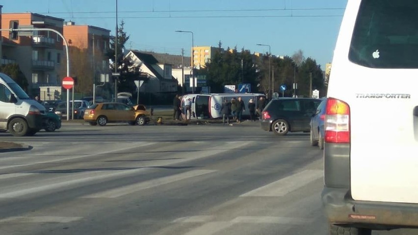 Wypadek z udziałem karetki na skrzyżowaniu Łęczyckiej i Fordońskiej w Bydgoszczy [zdjęcia]