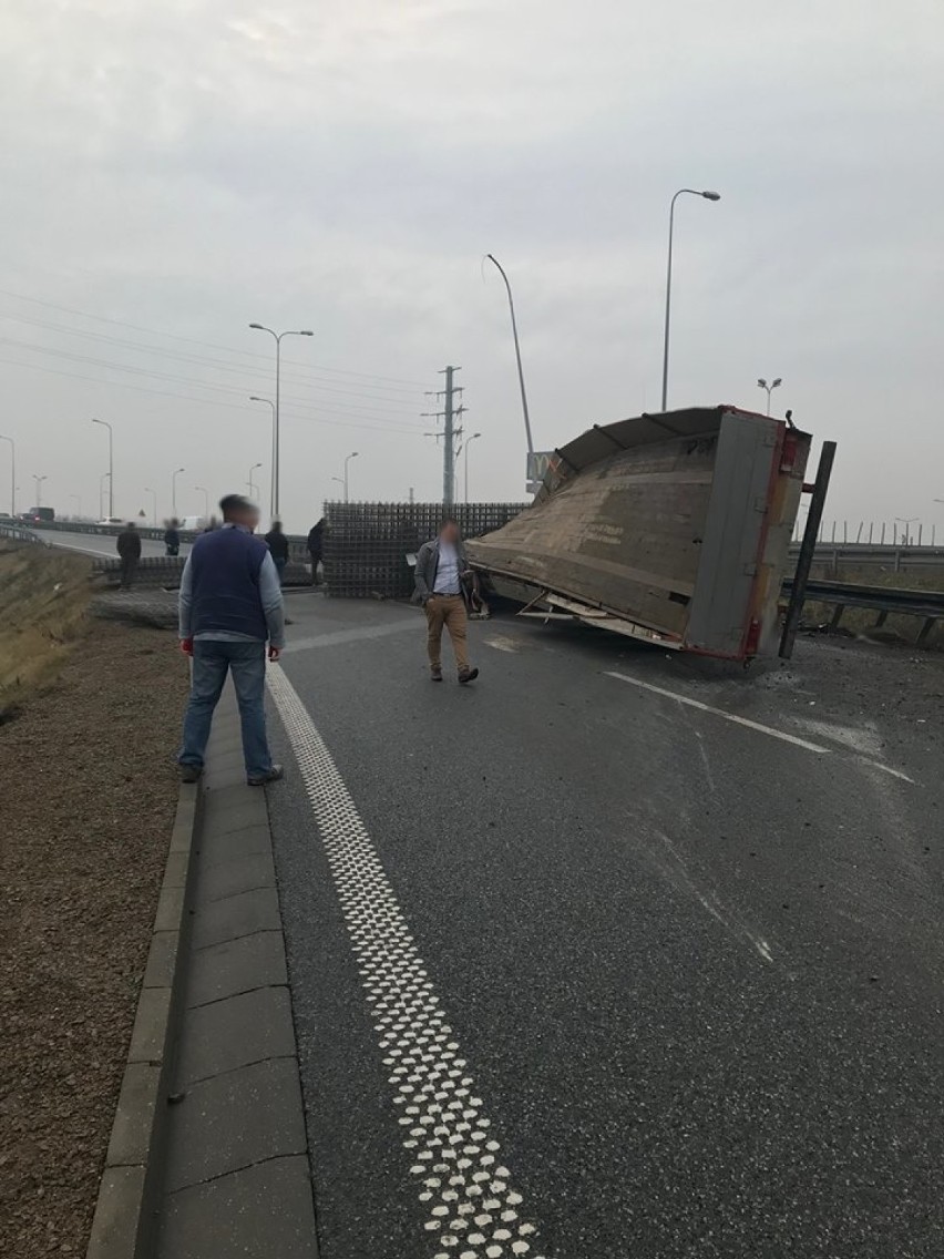 Tir przewrócony na zjeździe z A4 na A1