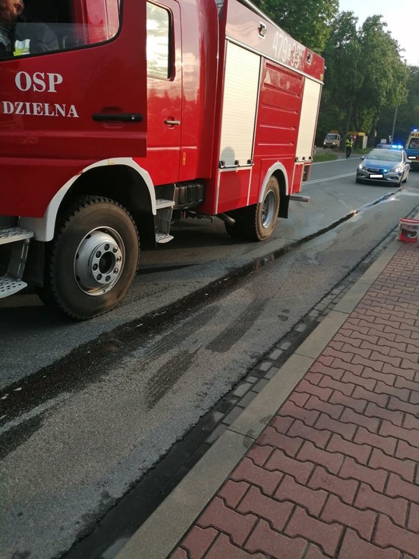 Wypadek na drodze krajowej nr 12 w Mroczkowie Gościnnym. Są ranni [zdjęcia]
