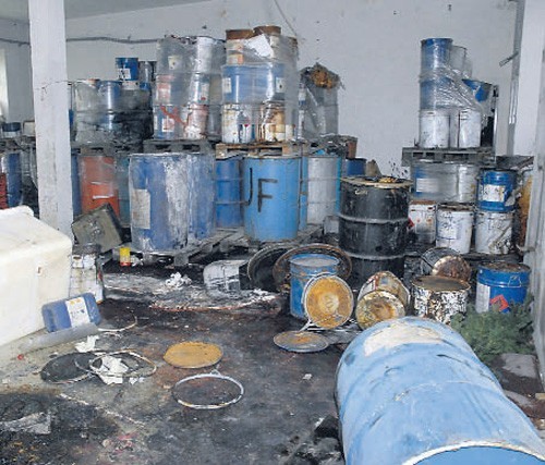 Tak wyglądało jedno z pomieszczeń, w którym odkryto kilkaset pojemników z trującymi chemikaliami.